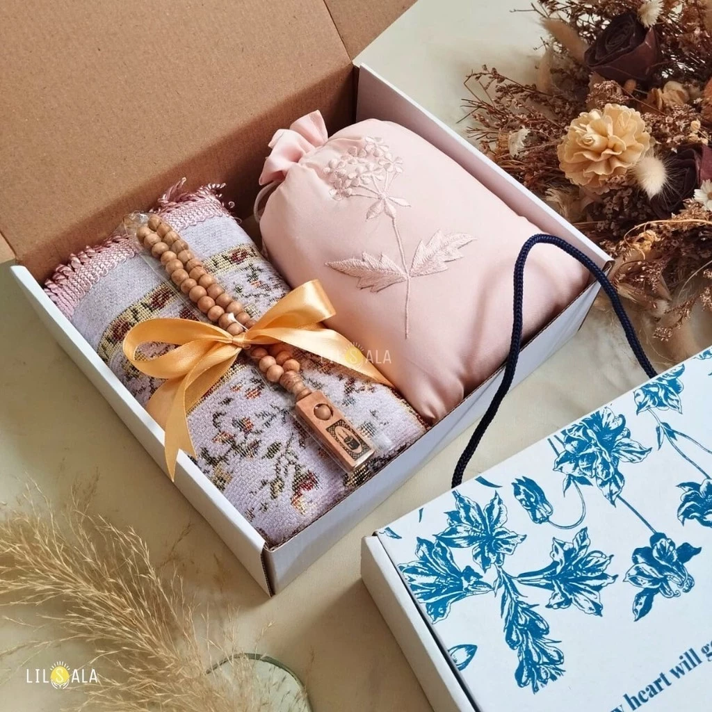 KAYU Hampers Lebaran Fitri Kamila Sajadah and Mukena Travel Adult Free Wooden Tasbih Parcel Ramadhan Idul Fitri Souvenir Gift Teacher's Gift